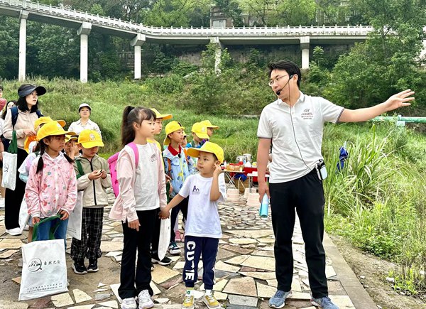 張雪峰給小朋友和地質(zhì)學(xué)愛(ài)好者們講解地質(zhì)知識(shí)。重慶市地質(zhì)礦產(chǎn)勘查開(kāi)發(fā)局川東南地質(zhì)大隊(duì)供圖
