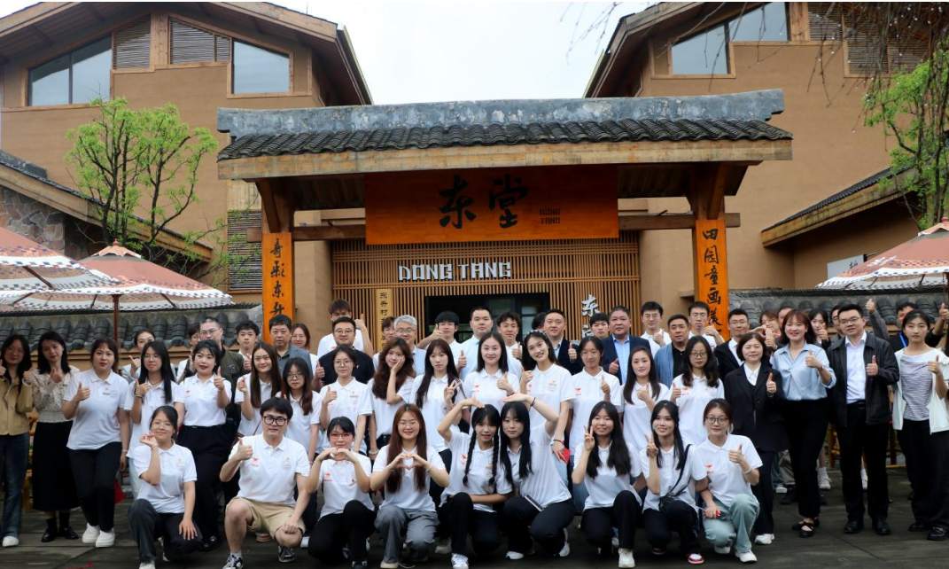 師生服務(wù)鄉(xiāng)村振興。主辦方供圖