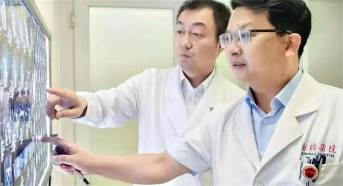 ▲新橋醫(yī)院楊清武教授（右一）。受訪單位供圖