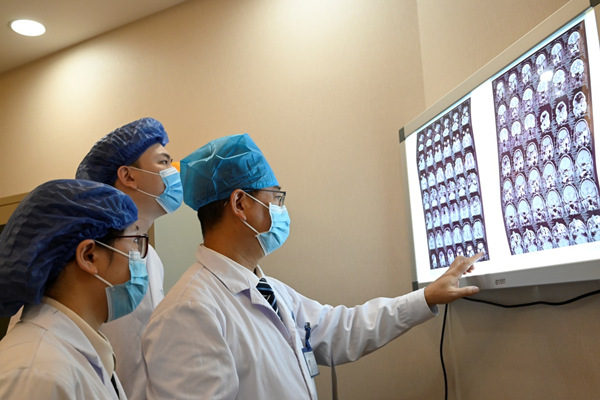 討論病情。重慶愛爾眼科醫(yī)院總院供圖