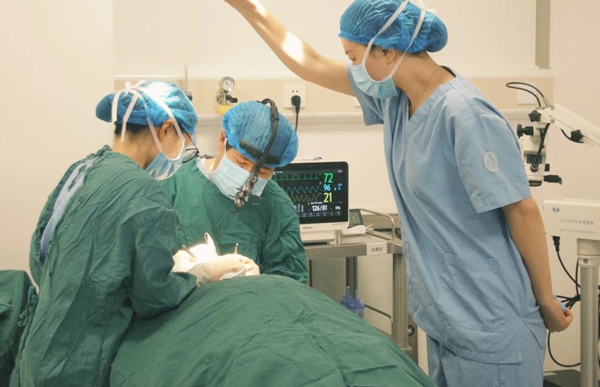 秦偉為患者主刀眼眶手術(shù)。重慶松山醫(yī)院供圖
