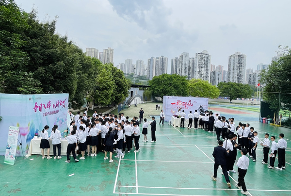 活動(dòng)外場。