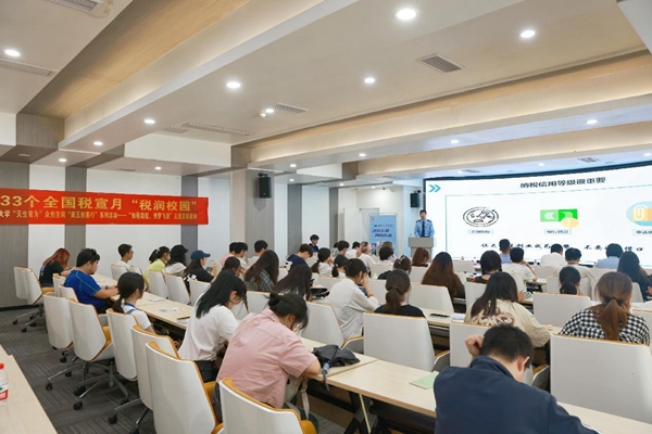 在西南大學，稅務(wù)人員向?qū)W生講解創(chuàng)新創(chuàng)業(yè)相關(guān)稅收優(yōu)惠政策。楊蔓 攝