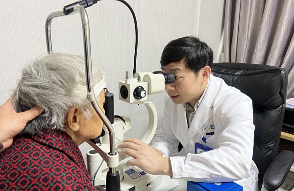 侯乒為患者看診。重慶普瑞眼科醫(yī)院供圖