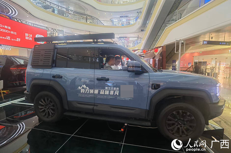 消費者在商場選購汽車。人民網(wǎng)記者 陳燕攝