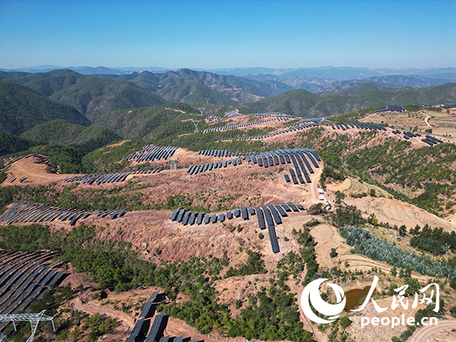 云南南華羅文村的山坡上，一塊塊光伏板連接成片。人民網(wǎng)記者 程浩攝