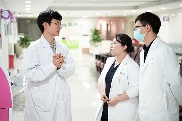 雙方醫(yī)生團(tuán)隊(duì)分享了治療經(jīng)驗(yàn)和思路。重慶藝星醫(yī)療美容醫(yī)院供圖