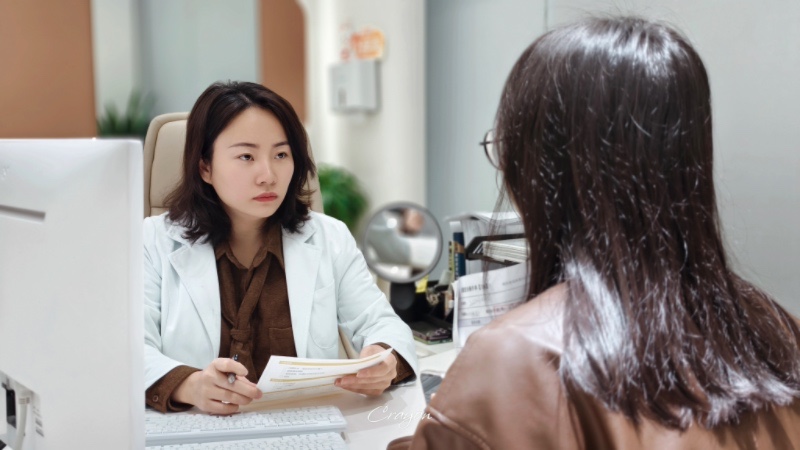 余航美為求美者面診。重慶諾美欣悅（媛頌）醫(yī)療美容供圖