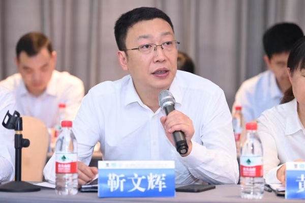 靳文輝發(fā)言。鄒樂攝