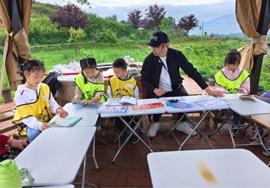 小朋友閱讀分享環(huán)節(jié)。重慶愛爾眼科醫(yī)院總院供圖