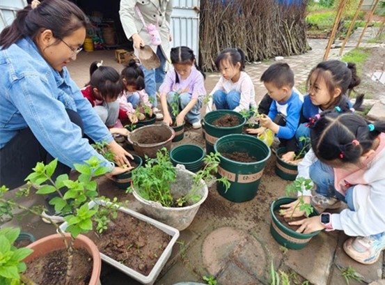 小朋友參加踏青活動。重慶愛爾眼科醫(yī)院總院供圖