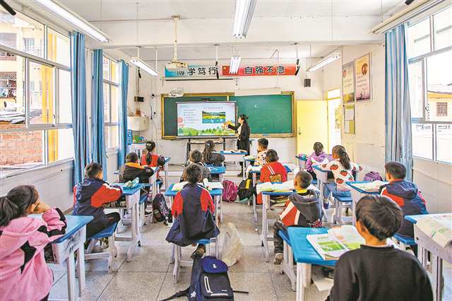 三月二十八日，石柱縣中益鄉(xiāng)小學，嶄新的教室內(nèi)配置了教學觸摸屏一體機。記者 尹詩語 攝\視覺重慶