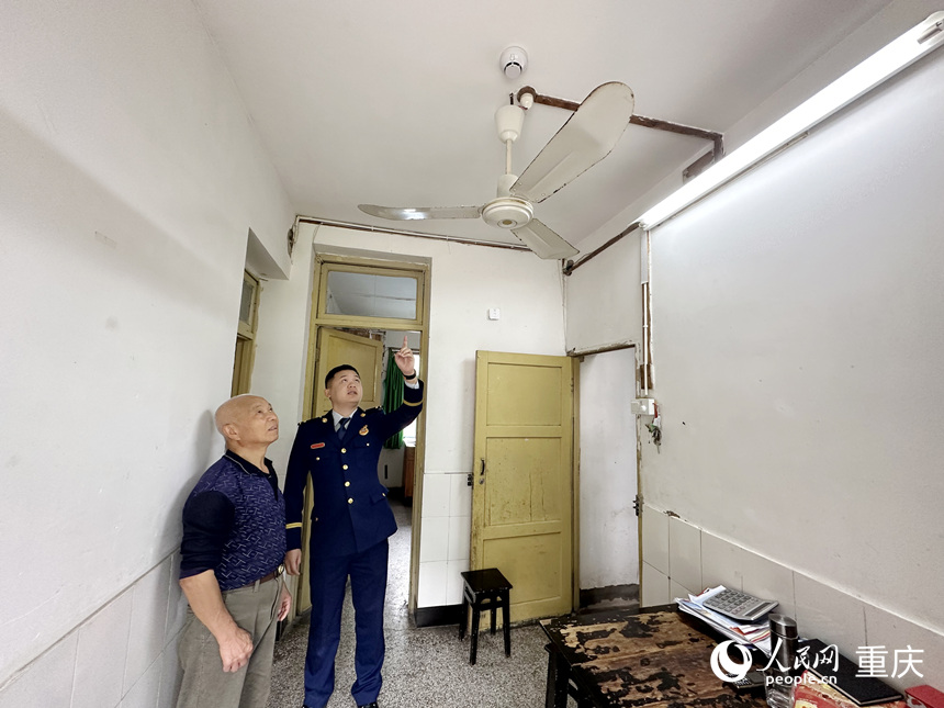 消防工作人員上門(mén)為獨(dú)居老人做防火宣傳。人民網(wǎng)記者 劉政寧攝