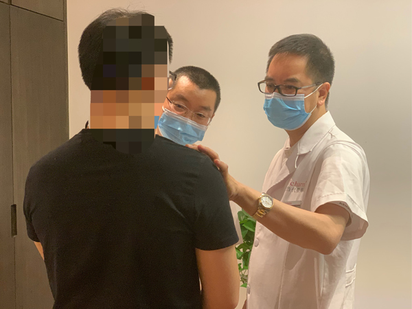 醫(yī)生為患者面診。重慶當(dāng)代整形外科醫(yī)院供圖