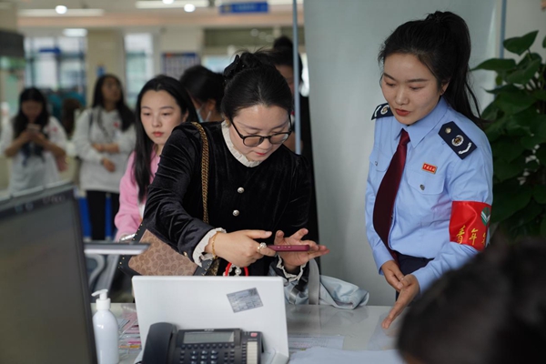 在經(jīng)開區(qū)辦稅服務(wù)廳，稅收營(yíng)商環(huán)境體驗(yàn)師了解房地產(chǎn)交易操作指引和注意事項(xiàng)。歐陽(yáng)蕾攝