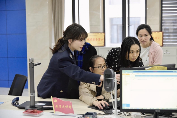 在奉節(jié)縣辦稅服務(wù)廳，稅收營(yíng)商環(huán)境體驗(yàn)師體驗(yàn)納稅申報(bào)業(yè)務(wù)流程。袁遠(yuǎn)洋攝
