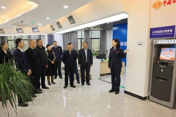 在巫溪縣辦稅服務(wù)廳，稅務(wù)人員向特約監(jiān)督員介紹辦稅服務(wù)廳各功能區(qū)情況。梁超攝
