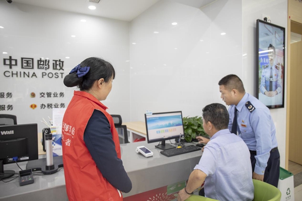在長(zhǎng)壽區(qū)“稅郵驛站”便民辦稅繳費(fèi)點(diǎn)，特約監(jiān)督員正在體驗(yàn)發(fā)票代開、社保費(fèi)繳納等電子稅務(wù)局輔導(dǎo)服務(wù)。萬(wàn)毅攝