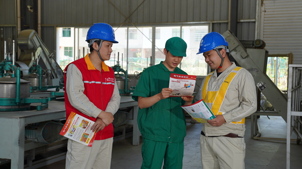 國家電網(wǎng)紅巖（秀山潤德）共產(chǎn)黨員服務(wù)隊隊員為平馬猛董聯(lián)合茶葉加工廠制茶工作人員講解安全用電知識。萬雪蓮攝