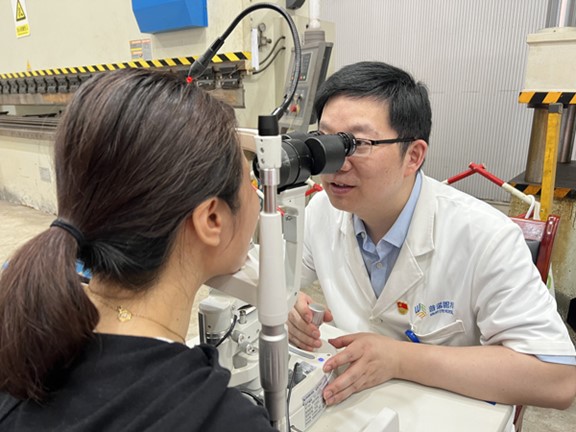 徐奎峰為環(huán)衛(wèi)工人義診。重慶普瑞眼科醫(yī)院供圖