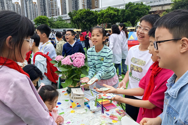 學(xué)生結(jié)伴參與勞動(dòng)技能挑戰(zhàn)。袁杰攝