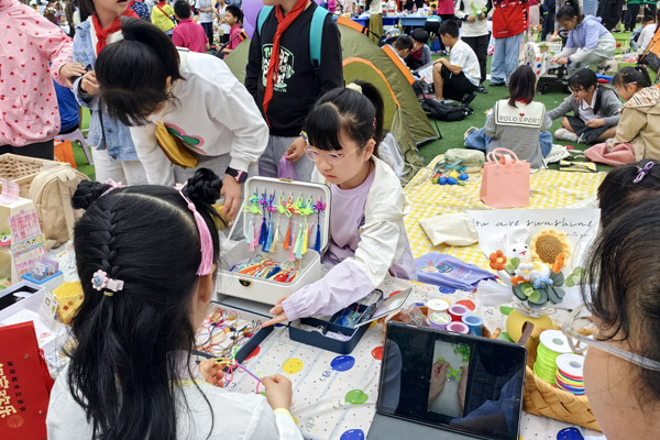 產(chǎn)品推薦官為班級(jí)店鋪招攬“生意”。袁杰攝