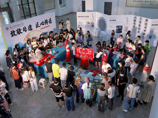 開展“非遺進(jìn)校園”活動。重慶工貿(mào)職業(yè)技術(shù)學(xué)院供圖