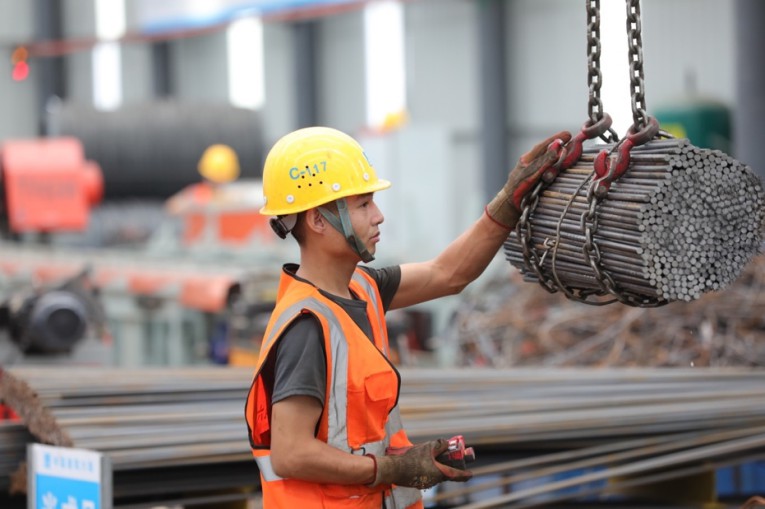 快速路三縱線項目“五一”節(jié)工人堅守崗位。中建六局供圖