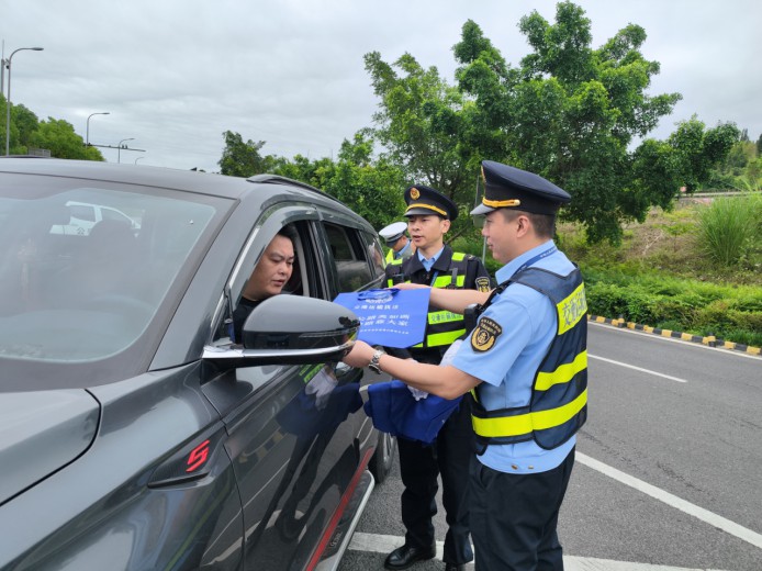 聯(lián)合執(zhí)法專項(xiàng)行動(dòng)現(xiàn)場(chǎng)。重慶市交通執(zhí)法總隊(duì)高速公路第五支隊(duì)供圖