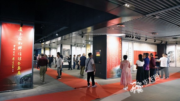 《盧玉林故鄉(xiāng)情詩書畫展》展廳。華龍網(wǎng)記者 李燊 攝