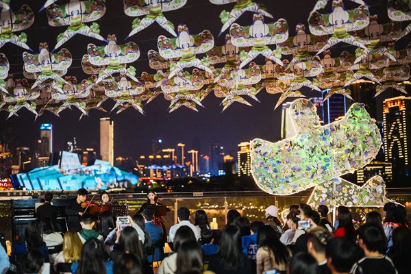 五一假期市民在南濱路看山城重慶燈火闌珊。郭旭攝