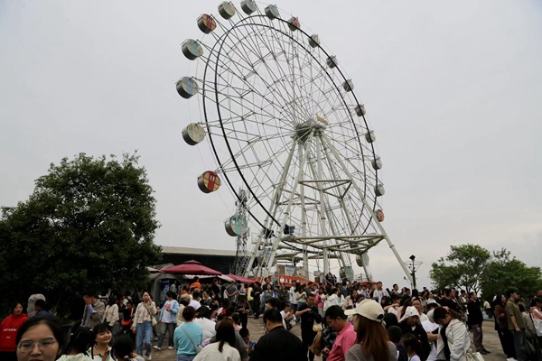 市民在美心紅酒小鎮(zhèn)游玩。景區(qū)供圖