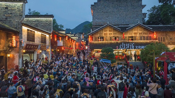 洪安古鎮(zhèn)邊城景區(qū)游人如織。胡程攝