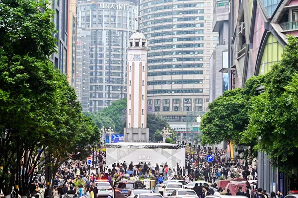 五一假期解放碑商圈人氣火爆。受訪單位供圖