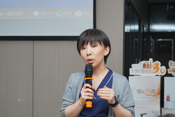 高揚在會上做分享。重慶星榮整形外科醫(yī)院供圖