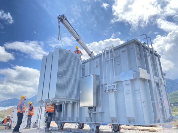 海外現(xiàn)場(chǎng)安裝變壓器。南瑞博瑞供圖