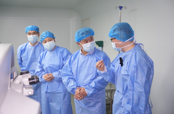 參觀臨床應(yīng)用設(shè)備。重慶普瑞眼科醫(yī)院供圖