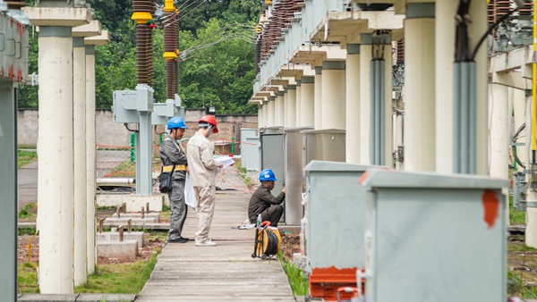 電力員工在220千伏郵亭變電站開展二次接線工作。國網(wǎng)重慶永川供電公司供圖