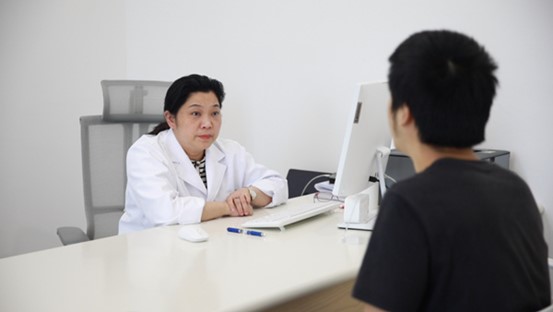 陳紅正在接診一位雙相情感障礙患者。重慶優(yōu)眠醫(yī)學(xué)中心供圖