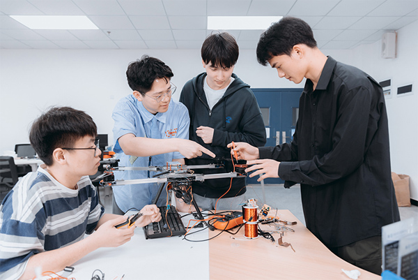 師生在實驗室里做實驗。重慶工程學(xué)院供圖