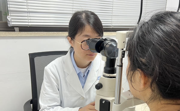 醫(yī)生為患者檢查眼部情況。重慶普瑞眼科醫(yī)院供圖
