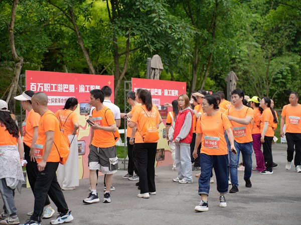 健步走選手在打卡點參與游戲。重慶市機械冶金工會供圖