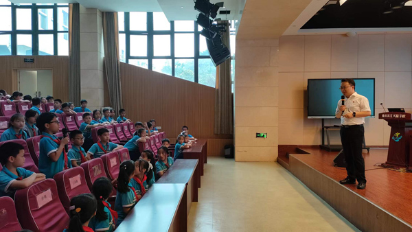 “重慶公交小蜜蜂”志愿者與學(xué)生互動(dòng)。重慶交通開(kāi)投公交集團(tuán)南部公交供圖