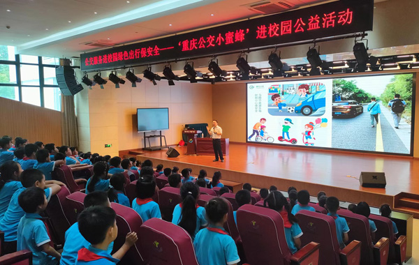 學(xué)生在學(xué)校會(huì)議室學(xué)習(xí)安全文明交通出行知識(shí)。劉頂身攝