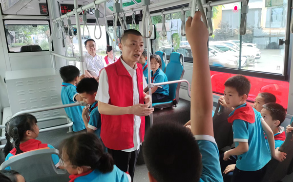 學(xué)生在公交車上學(xué)習(xí)應(yīng)急處理知識(shí)。劉頂身攝