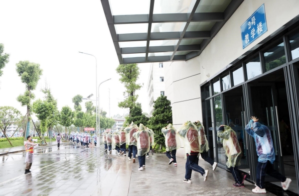 學生們正有序地疏散和撤離。主辦方供圖