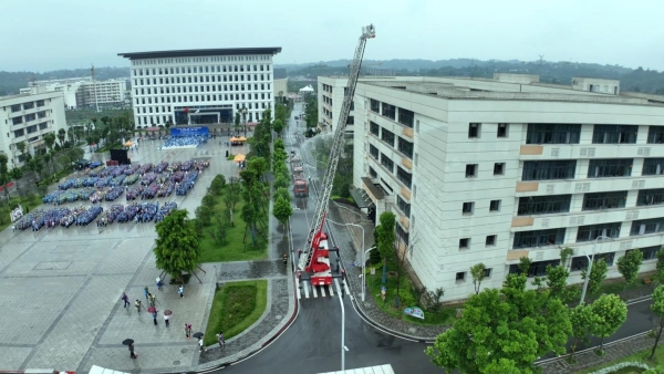 演練現(xiàn)場使用消防云梯進行救援。主辦方供圖