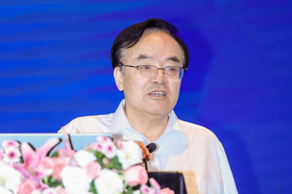 張來(lái)斌作報(bào)告。重慶科技大學(xué)供圖
