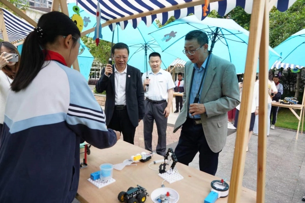 周忠和參觀重師附小成果展。重慶師范大學供圖