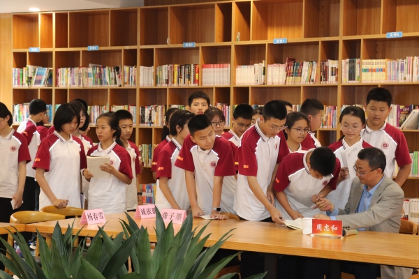 周忠和為重師附中的學生們簽名。重慶師范大學供圖